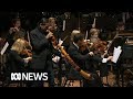 Hawke Memorial: William Barton and the Sydney Symphony Orchestra play Down Under | ABC News