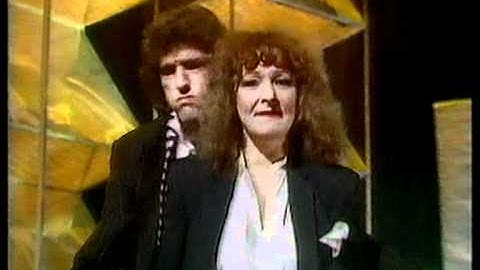 B.A. Robertson & Maggie Bell - Hold Me 1981