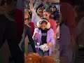 Иранские беженцы в Греции несут цветы к израильскому консульству со словами «Спасибо, Биби!»