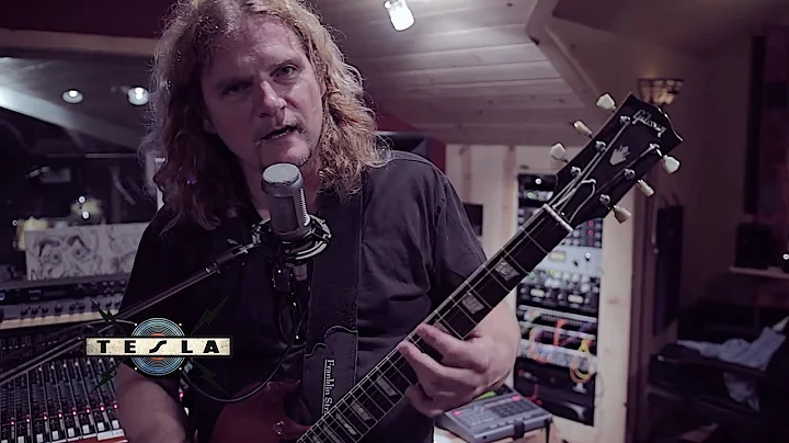Frank Hannon Shows how to play the intro to "MP3" ...