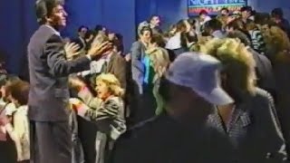 Play video: Audience WALKS OUT at 1988 TOM DREESEN TV show in CHICAGO