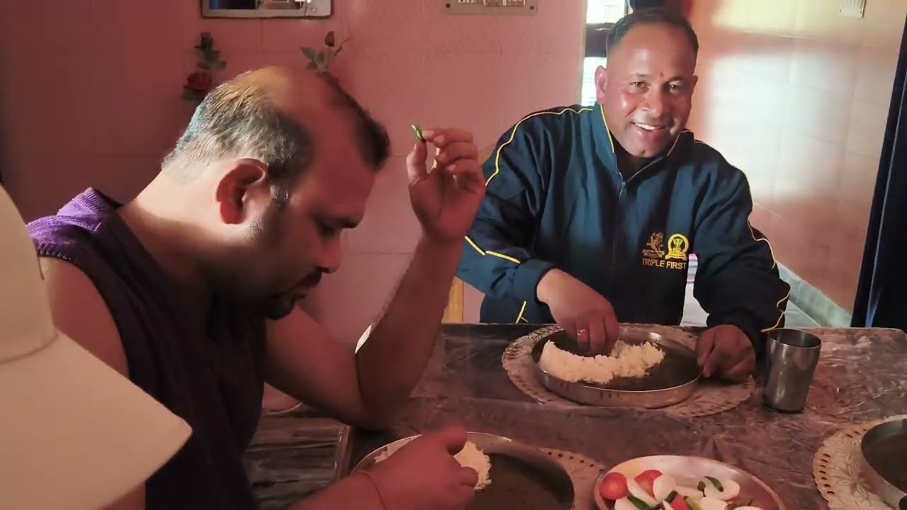    आज हम मामा जी के घर गए दिन के खाने में हमने खाई पहाड़ी खाना कंडाली और चावल  😋😋😋😋 yami 