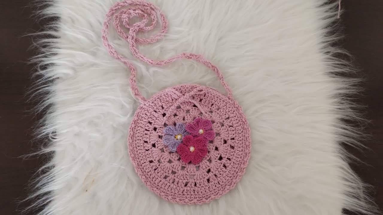 bolsinha infantil em crochê 🌺🌸 #bolsinhadecrochê #bolsinhainfantildecrochê
