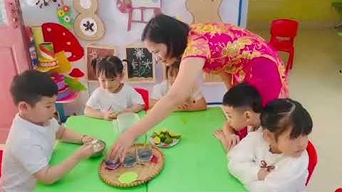 Hoạt động KPKH “Nước cốt chanh làm đổi màu nước trà hoa đậu biếc” Lớp 4 tuổi A3 trường MN Yên Lư