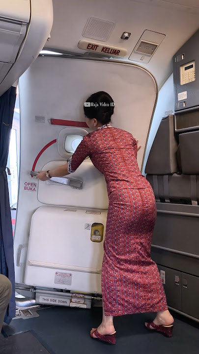 Pramugari Cantik Lion Air Saat Menutup Pintu Pesawat Boeing 737-900ER 😁🙏🏻🥰