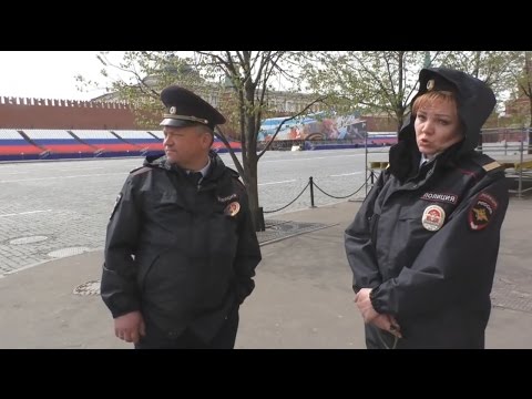 Москва. Агрессивная безграмотность полицейских на Красной площади.