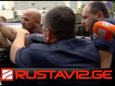 დაკავება ტელეკამერების წინ - პოლიციამ სააგენტო \"პრაიმტაიმის\" მძღოლი დააკავა