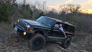 2005 jeep hemi commander on 35's playing rock bouncer.