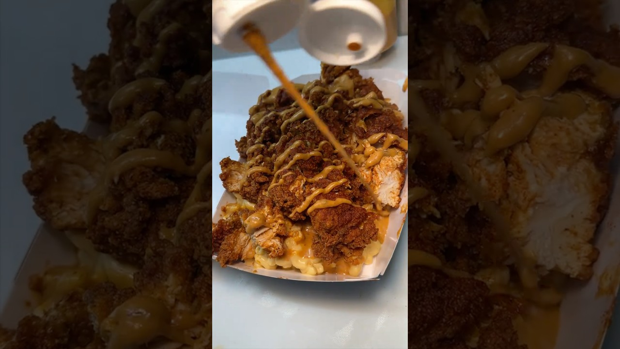 THE FAMOUS “FLUFFIES FILLED MAC” from Fluffies in NYC & NJ! 🧀🍗 Comfort food HEAVEN! #DEVOURPOWER