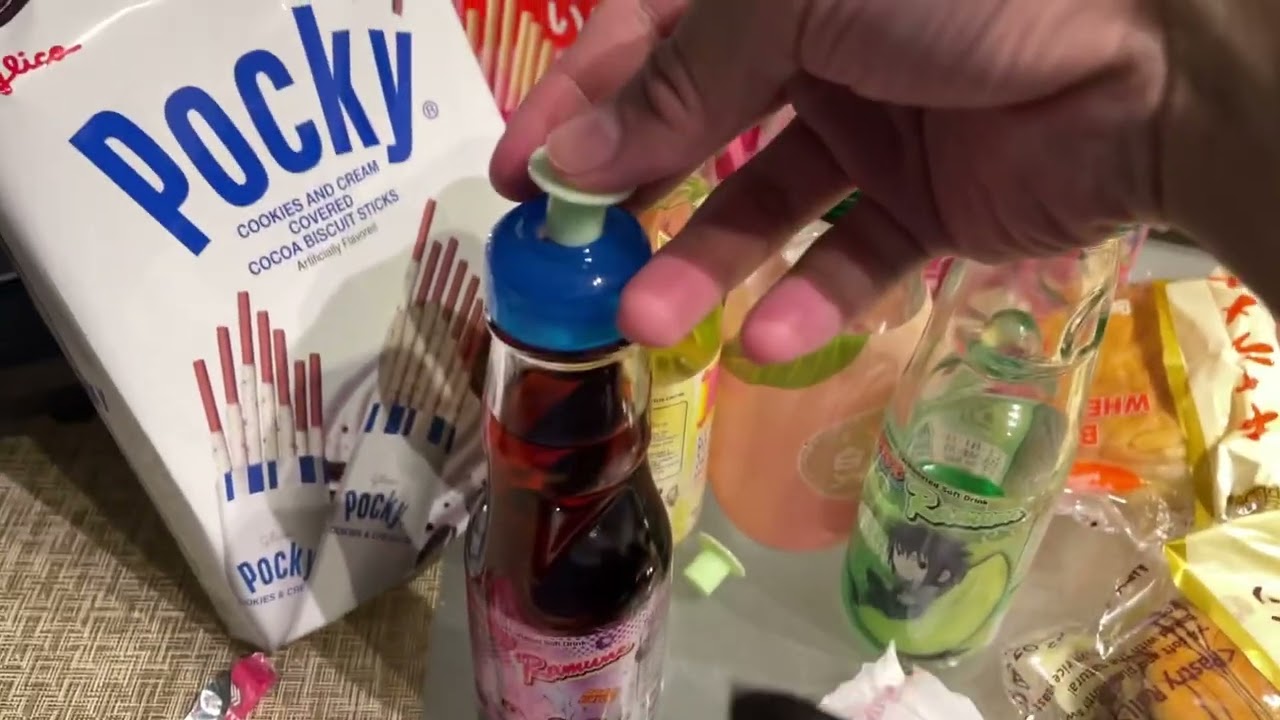 I bought Japanese snacks | How to open Naruto Ramune Soda 
