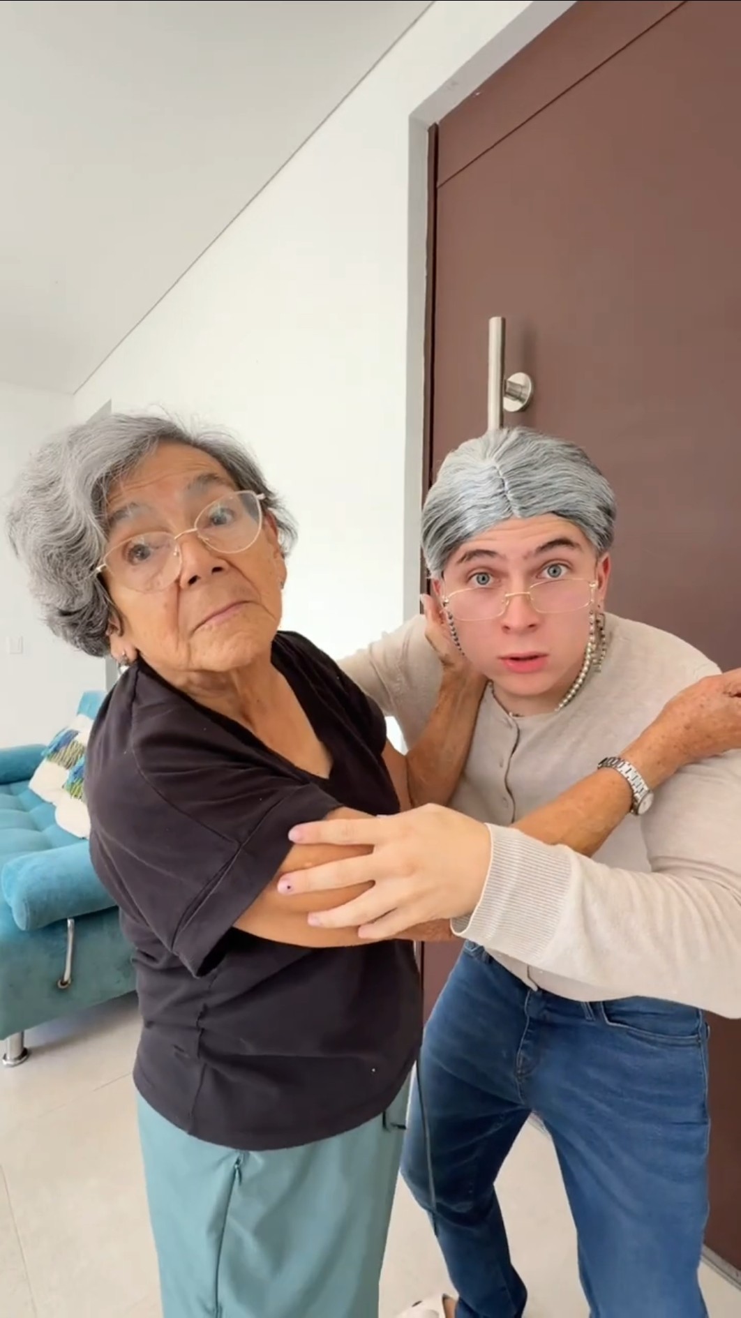 Parte 2 abuela falsa ?