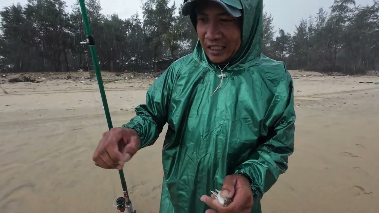 CẢ NHÀ THEO CHÂN KHÁNH TRẢI NGHIỆM CÂU CÁ BÃI BIỂN NHỮNG NGÀY MƯA BÃO