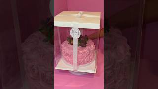 Oh how I love when you guys order this cake 💕 new cake box alert as well🔔🤗💕 #cake #cakeorders