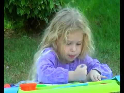 Столик-парта Keter для рисования и игр