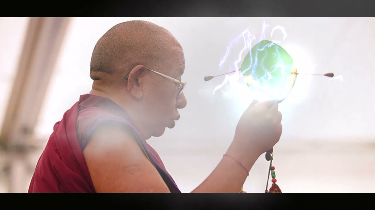 Maniwa Sherab Gyaltsen summons the whole Kagyü Lineage and do prayers before teaching session