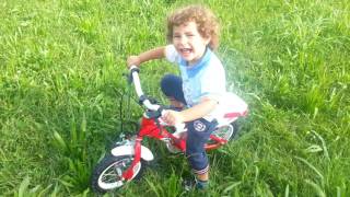 bambino a 3 anni in bicicletta.