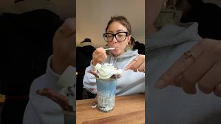 Tomando chocolate caliente en una guagua escolar