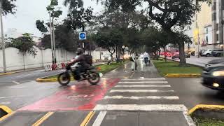 Llovizna y Frío en la Avenida Arequipa: Caminando Entre Bicis y Motonetas al Atardecer