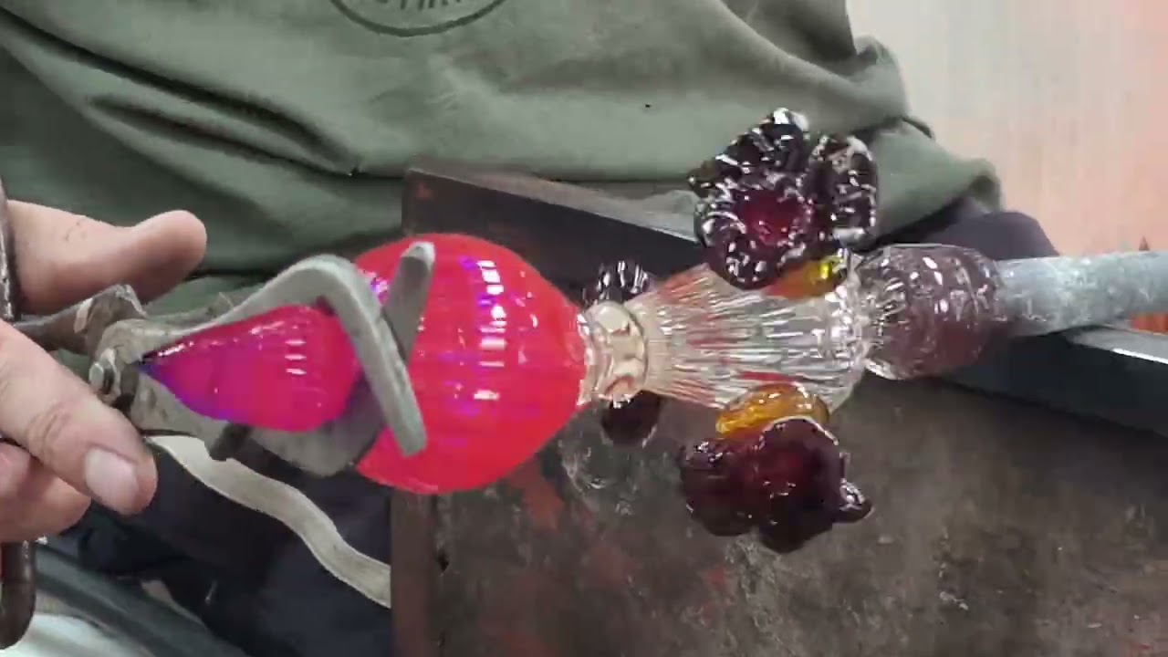 Coppa delle rose in vetro interamente realizzata con le antiche tecniche centenarie