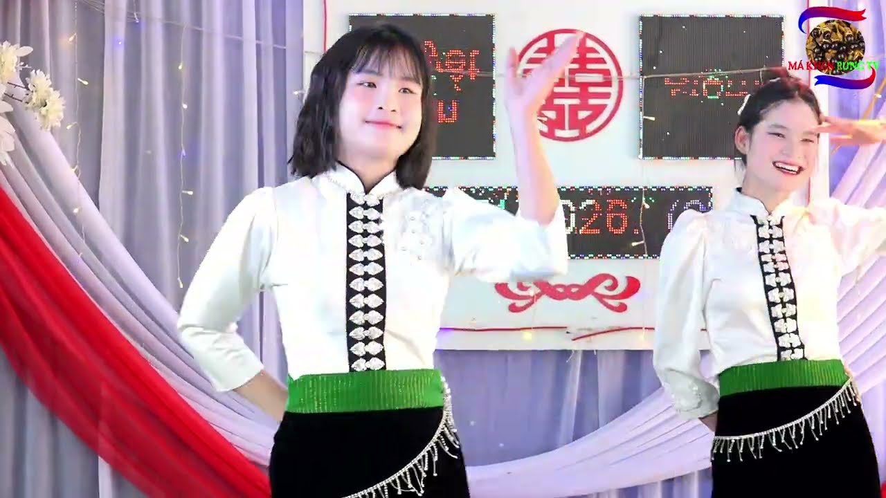 Các em gái xinh đẹp Pói Lanh biểu diễn bài múa đẹp uyển chuyển