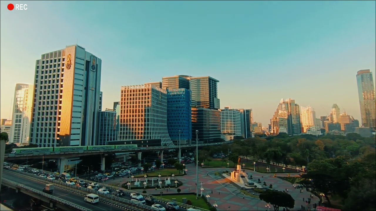 Dusit Arun Parkสวนดุสิตอรุณ. Against the blush of evening—peace made stark. 