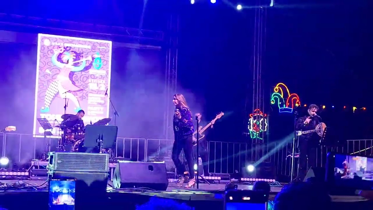 Ο Τόνις Σφήνος στο μεγάλο αποκριάτικο πάρτι στην πλατεία Αριστοτέλους στη Θεσσαλονίκη