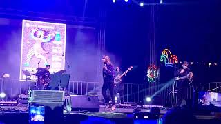 Ο Τόνις Σφήνος στο μεγάλο αποκριάτικο πάρτι στην πλατεία Αριστοτέλους στη Θεσσαλονίκη