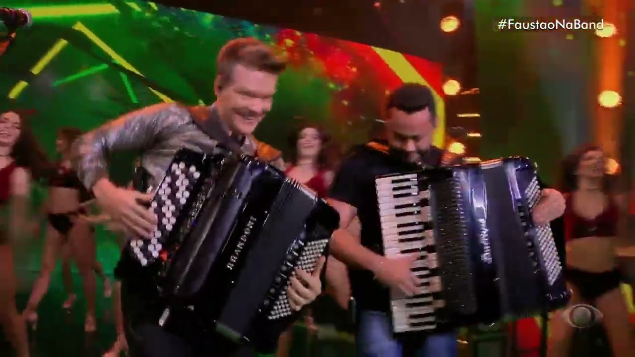 Michel Teló protagoniza duelo de sanfona no palco do Faustão
