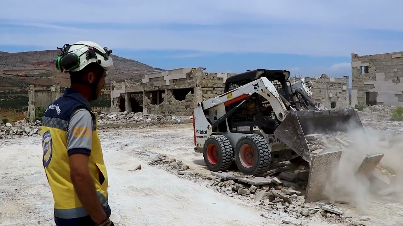بالتعاون مع إدارة منطقة جسر الشغور إزالة الأنقاض والجدران المتصدعة في مشفى جسر الشغور