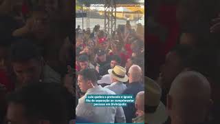 LULA QUEBRA O PROTOCOLO E IGNORA FAIXA DE SEPARAÇÃO AO CUMPRIMENTAR PÚBLICO EM DIVINÓPOLIS
