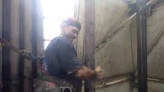 The Derrickhand latching pipe on the run