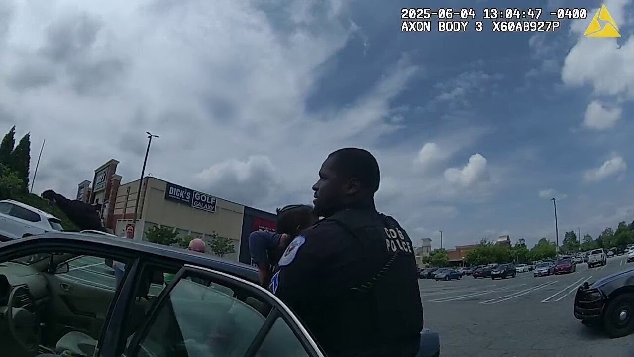 Police rescue 2 kids from hot car at Cumberland Mall