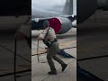 Descubren un caimán bajo un avión en una base aérea de Florida