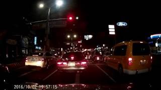 2016 1002 195533 中正路闖紅燈的三寶機車