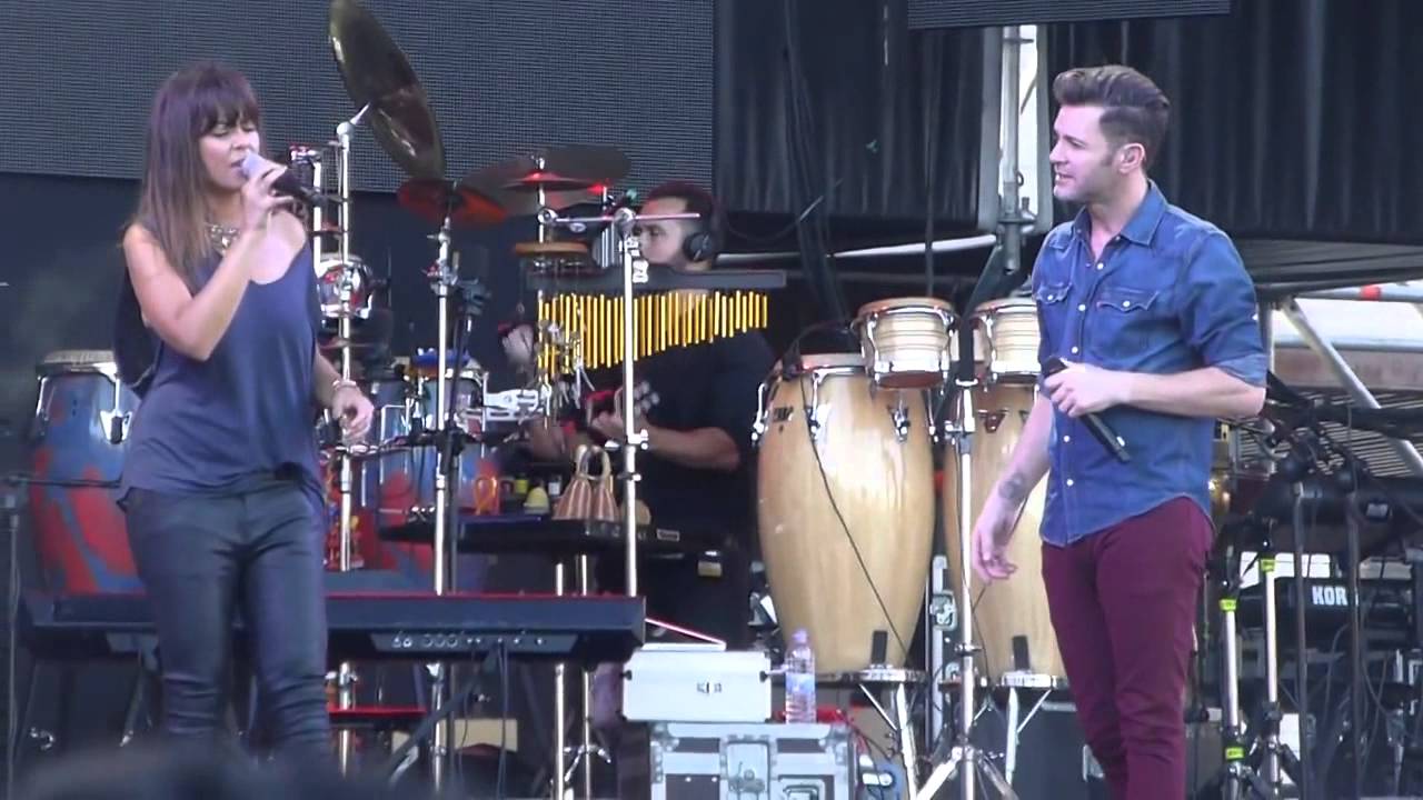 'Casi te rozo'   Vanesa Martín y AXEL ~ Valladolid Latino 2015 27062015