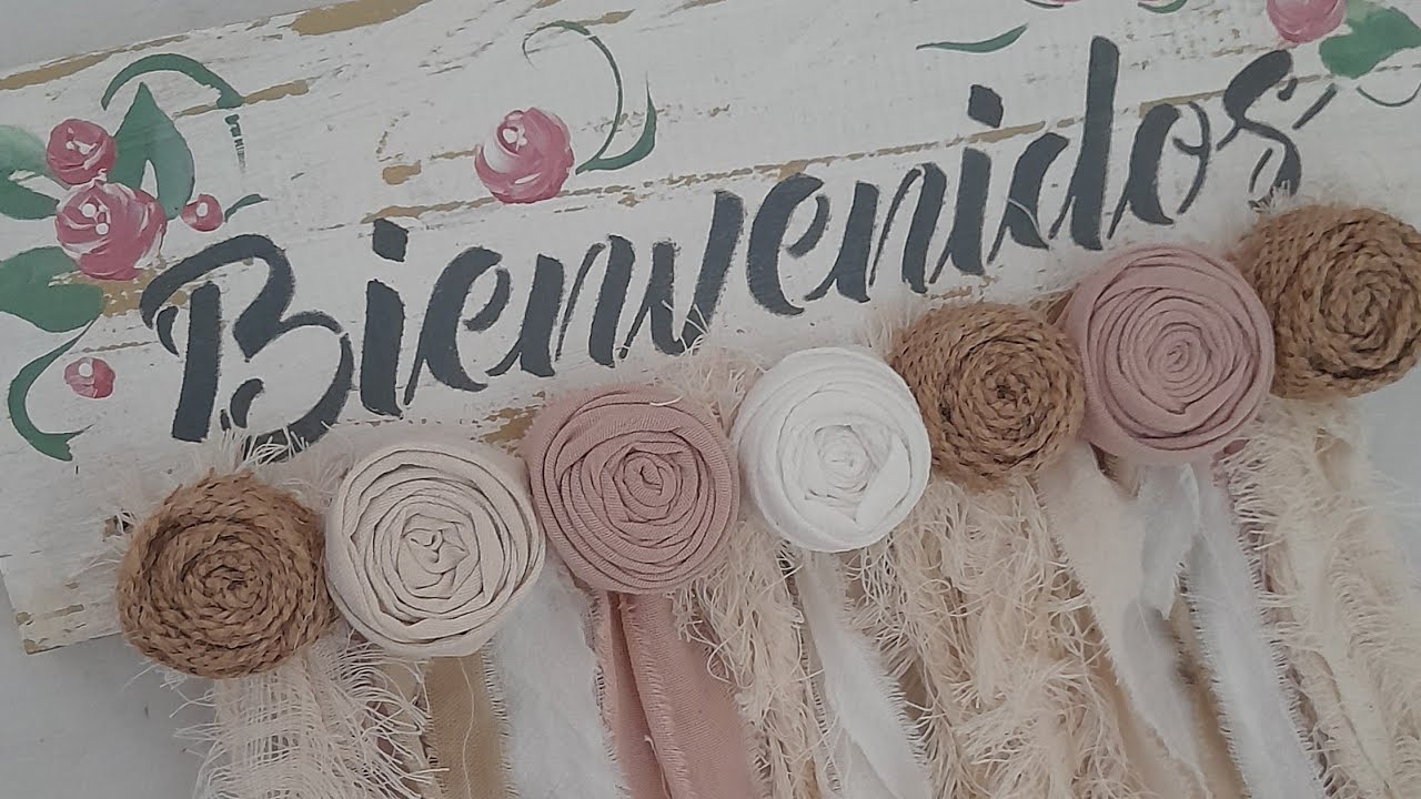 Confeccionamos colgante rustico de jardín con flores de tela y arpillera.