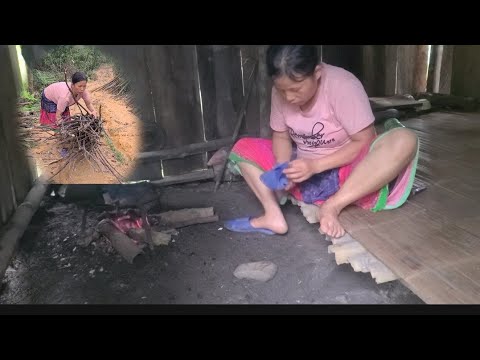 The daily life of a single mother chopping firewood - YouTube