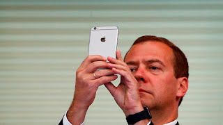 Наш огурец: Медведев сфотографировал теплицу на айфон и выложил в соцсети | пародия «Скворец»