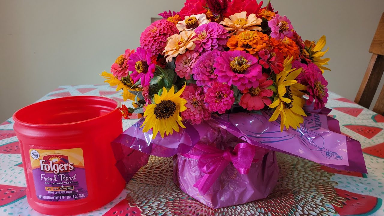 DIY/ How to make a Flower Vase Bouquet Using a Plastic Coffee Can 