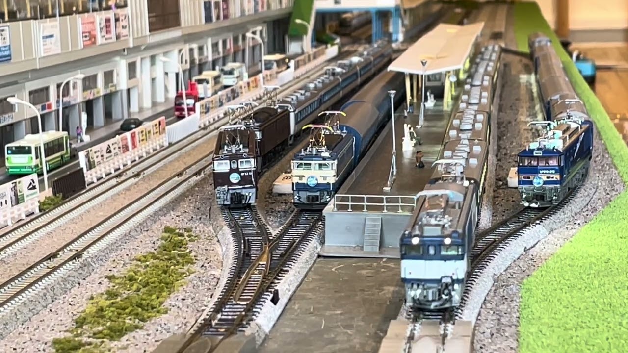 EF64がサロンカー7両編成を牽引.