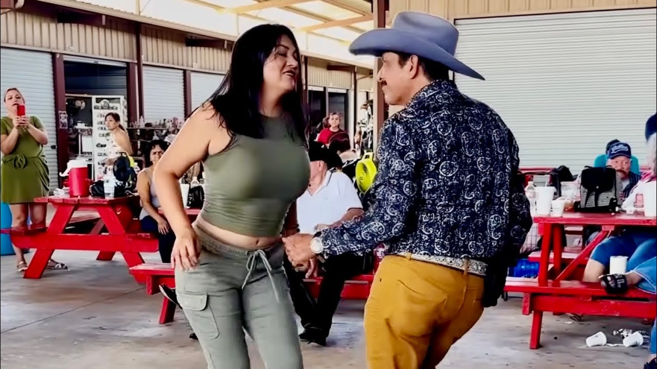 Sábado de baile en la pulga de Álamo 