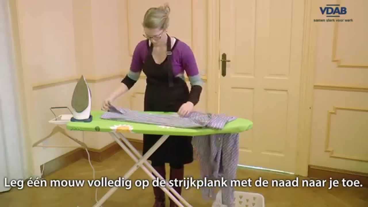 strijken van een herenhemd