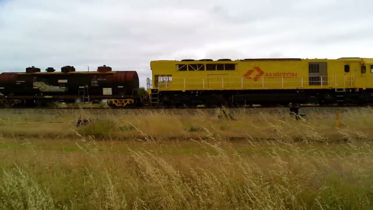 Q 4013 is on local trip service 7157 empty fuel from Kwinana. Filmed at WATTLEUP