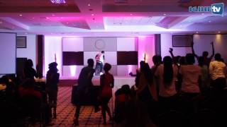 Famous Bruce Melody yaririmbye Live mu gukusanya inkunga yo gufasha impunzi z'Abarundi. Wealth