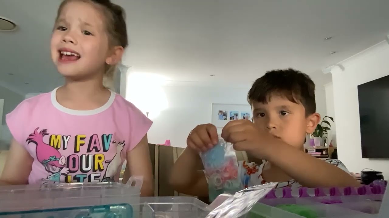 Веселые игры с резинками для плетения вместе с Мэдди и Бенджи.