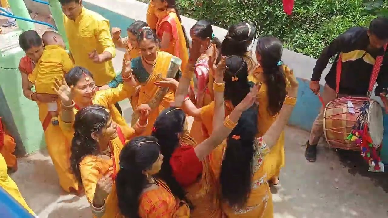 बहुत दिनों बाद काम से छुट्टी मिली पहुंचे  शादी में 🥰