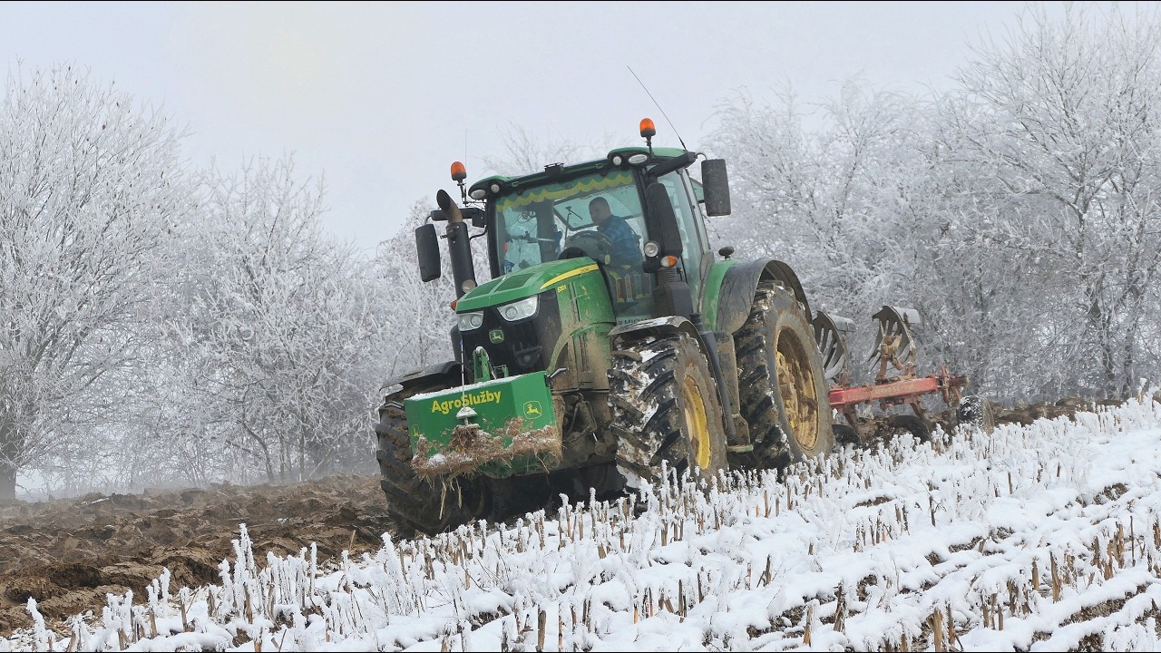 Сложная зимняя вспашка на склоне и в грязи трактором John Deere 6250R с плугом Pöttinger Servo 35