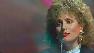 Barbara Dickson  Sings Gerry Raffertys The Right Moment For coronation Streets William Roache