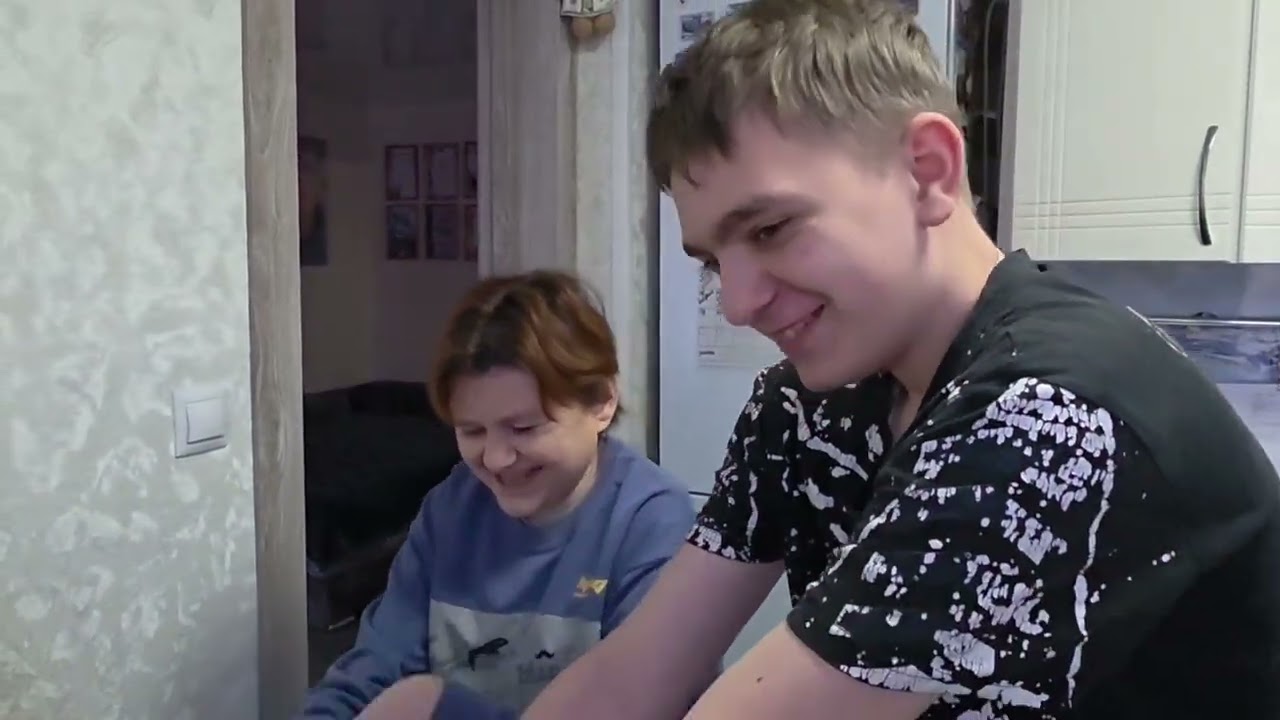 ЗАКАЗАЛИ ОГРОМНУЮ ПИЦЦУ. НА УЛИЦЕ ОТТЕПЕЛЬ. ПРОГУЛКА ДО МАГАЗИНА 