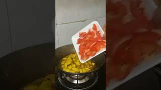 Aloo tamatar ki simpl sabjee#youtubeshorts #tqs #shortsfeed #shots #trading #viral#recipe #bts